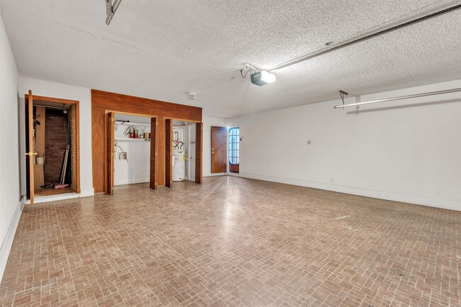 Building Photo - 901 Eden Ln