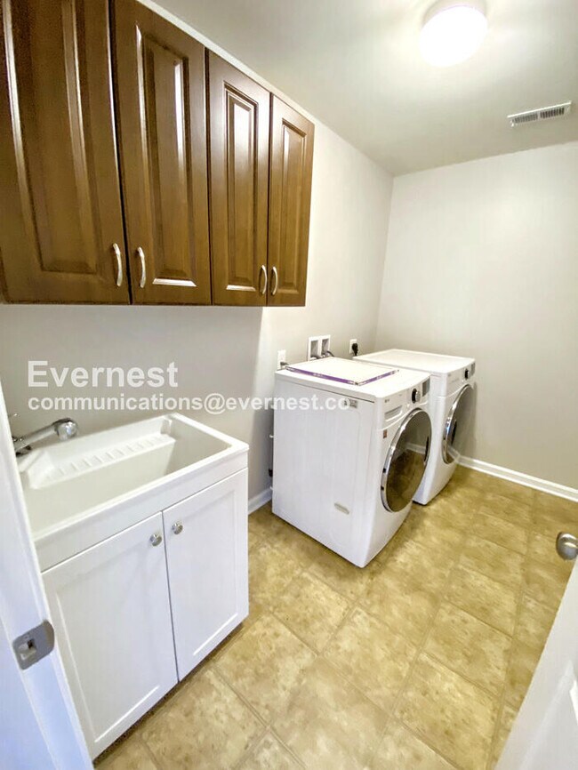 Building Photo - 5 Bed, 4.5 Bath Home with Fenced Yard & Garage / Coming Soon!