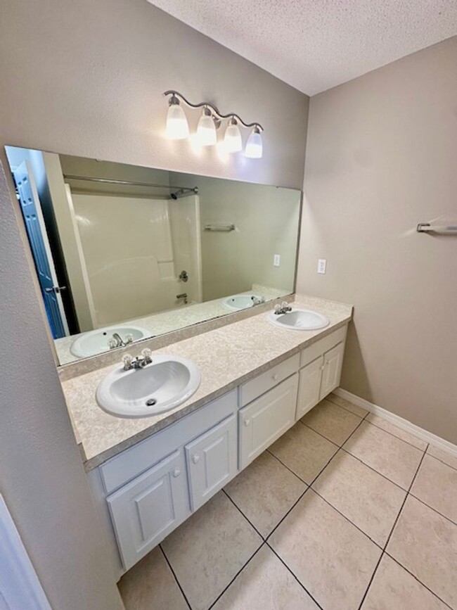 Building Photo - 2 bedroom/2 bathroom/2 car garage town hom...