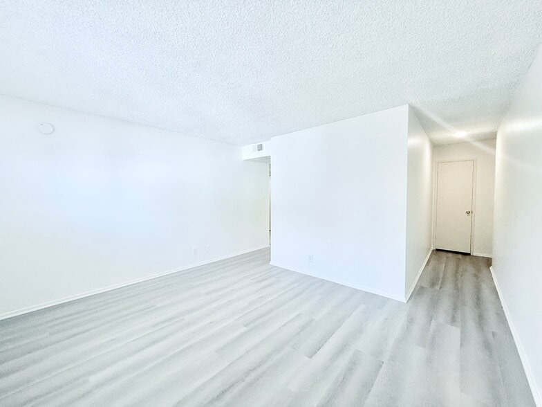 Building Photo - 10634 Holman Ave