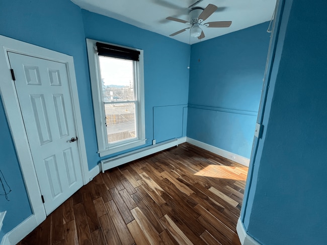 Building Photo - Beautiful 2 bed 1 bath in unit W/D, renovated kitchen, walkablitiy!