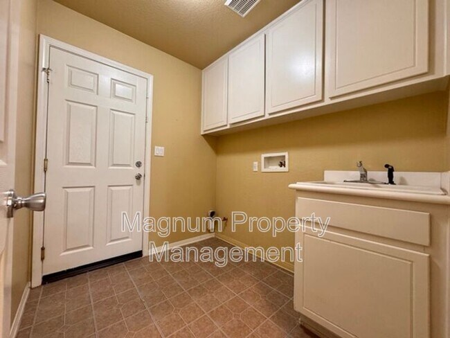 Building Photo - 29675 Ski Ranch St