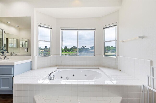 Building Photo - Lakefront Home for Lease – Panoramic Views...