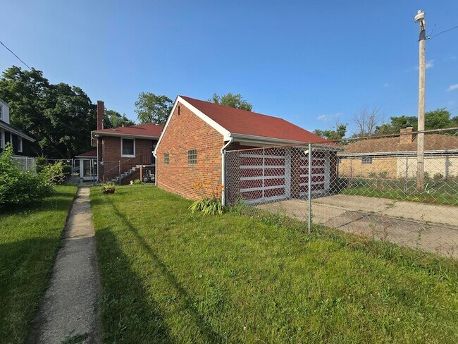 Building Photo - 535 E 43rd Ave