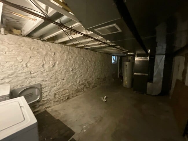 Building Photo - large three bedroom house with extra livin...