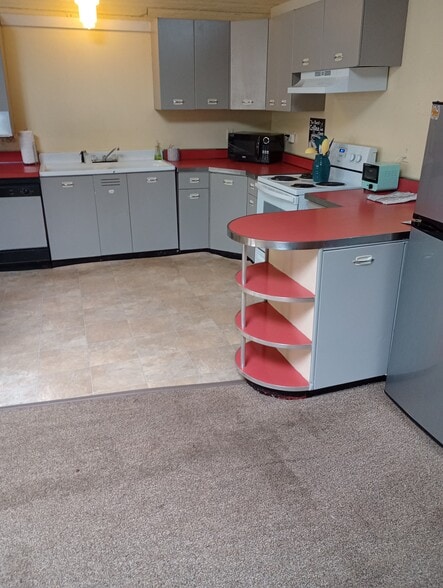 Building Photo - 610 S Cox St