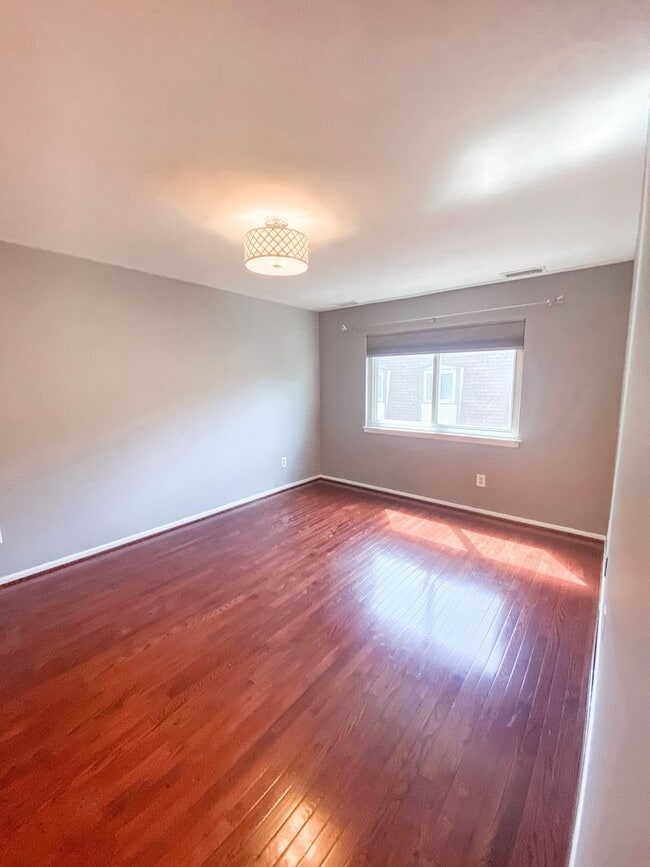 Building Photo - Stunning 3 Bed 2 Bath Condo In Much Sought After Sequoyah Community