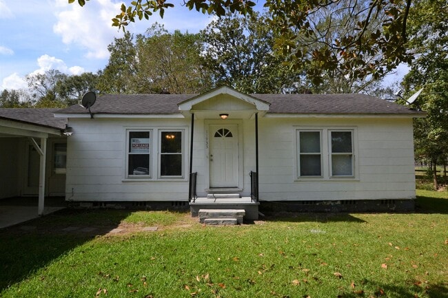 Building Photo - Updated, 3 bedroom, 2 bath home on treed l...