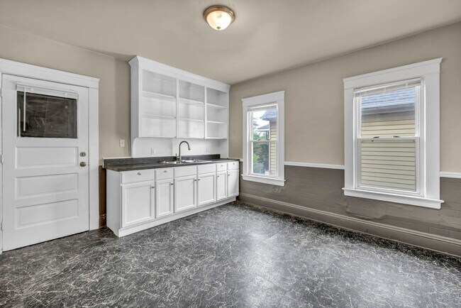 Building Photo - 4093 E 64th St