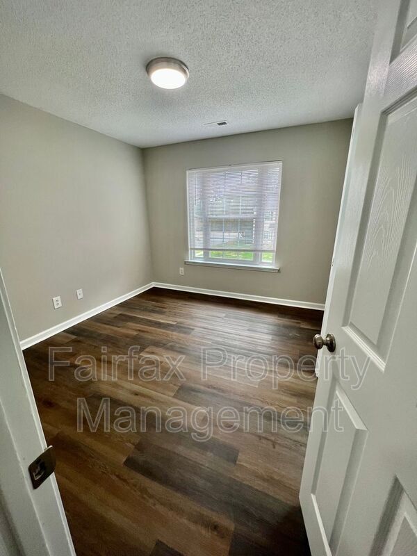 Building Photo - 201 Ridge Lake Dr