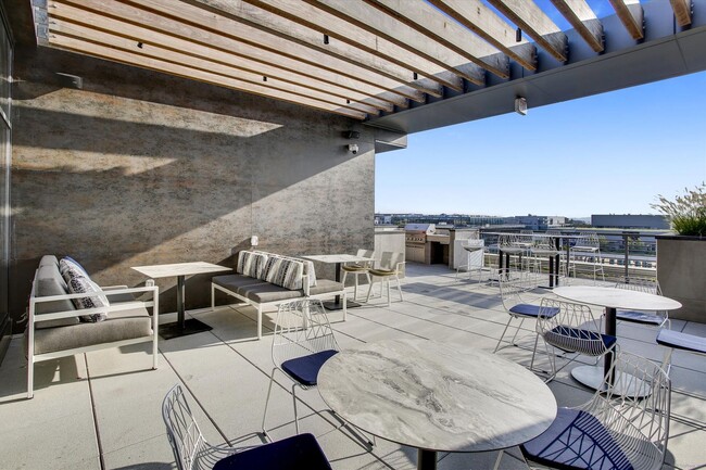 Building Photo - Fabulous 1 Bed/1 Bath condo at The Avidian...