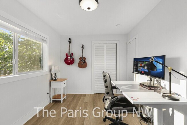 Building Photo - Remodeled Renton Highlands Home * A/C & Great Backyard