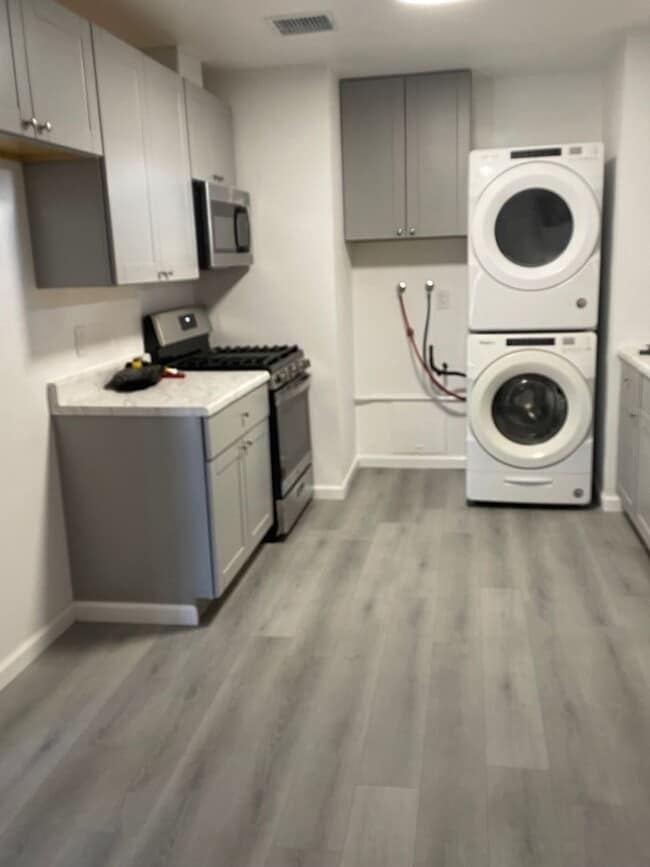 Building Photo - BEAUTIFUL UPGRADED 3 BED 2 BATH