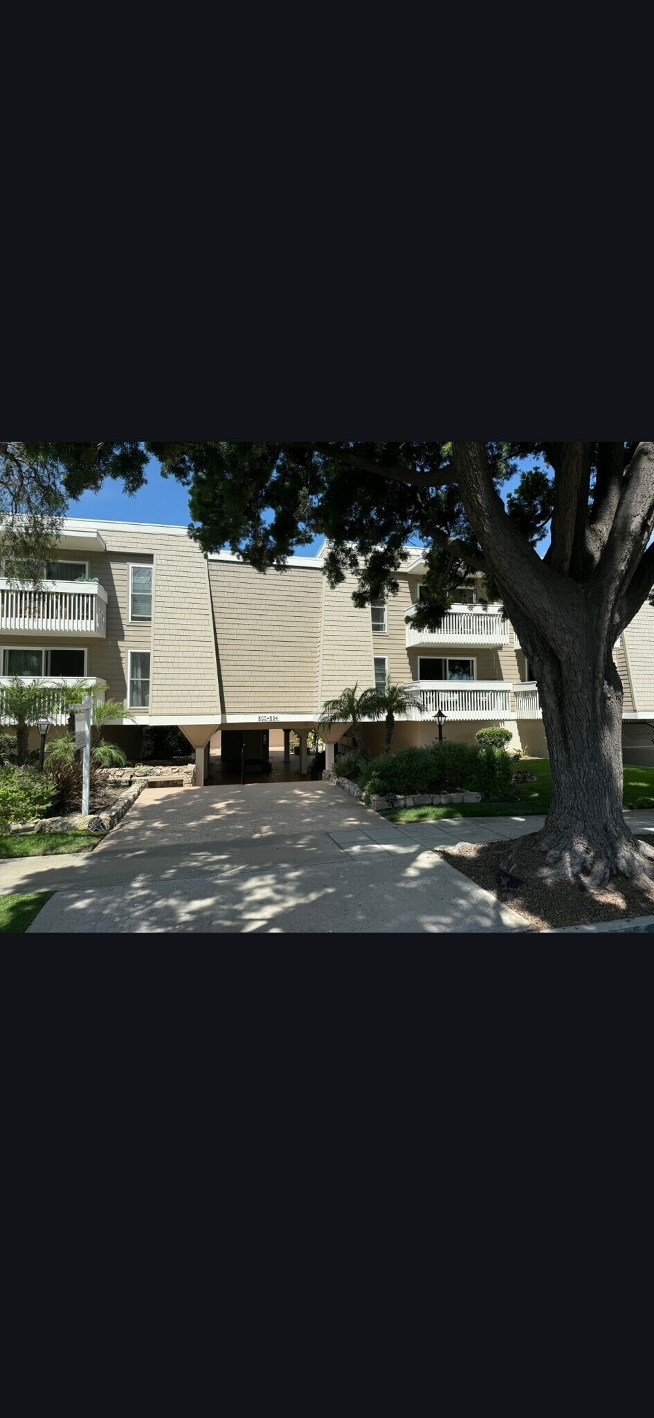 Building Photo - 512 E Ave