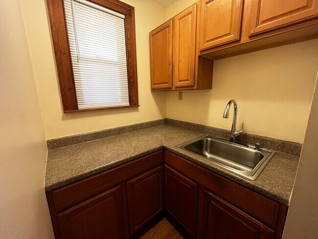 Building Photo - Inviting 2-Bedroom 2nd Floor Apartment in ...