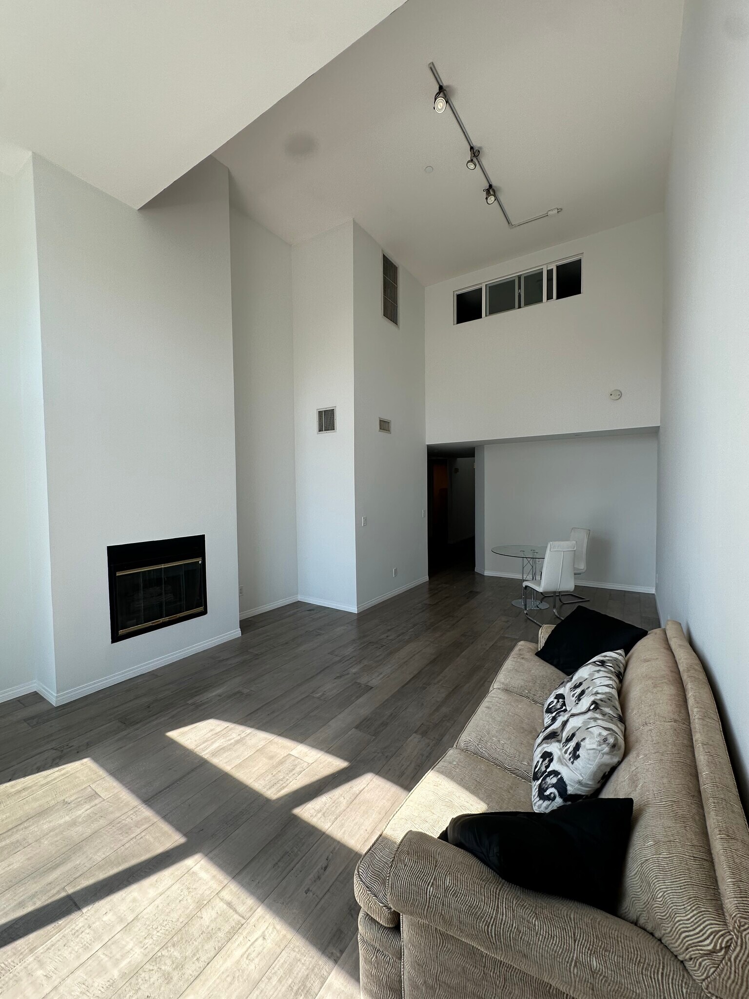 Living room with high ceilings - 12222 Wilshire Blvd