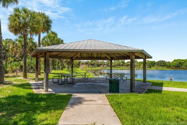 Building Photo - 373 SE Sea Hunt Wy