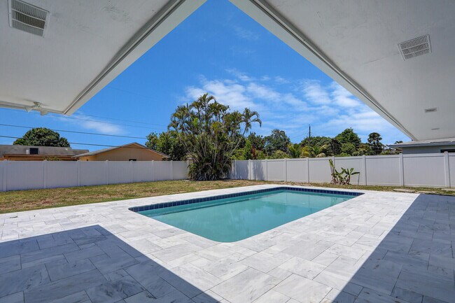 Building Photo - 3898 Holly Dr