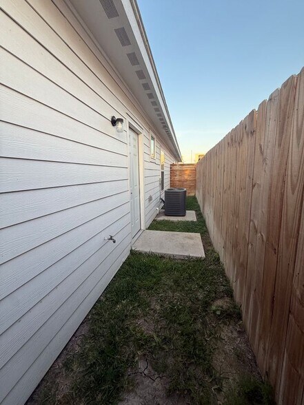 Building Photo - 1412 Lore Dr