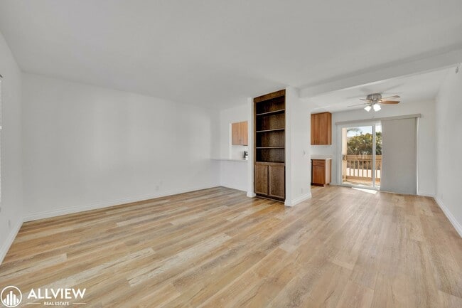 Building Photo - Modern 1-Bed Upstairs Condo with Garage & ...