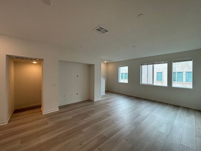 Building Photo - Beautiful 3BD/2.5BA Townhouse in San Ysidro W/ W/D, A/C, 2-Car Garage, Balcony, and Community Parks!