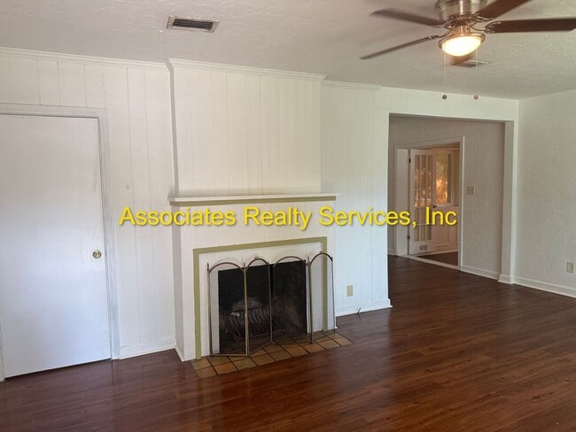 Building Photo - 7 Blocks to Campus! 3 Bed, 2 Bath with a Fenced Backyard and Large Sunroom