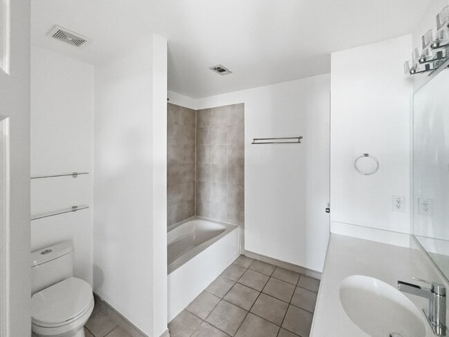 Building Photo - 3950 Seaside Ct