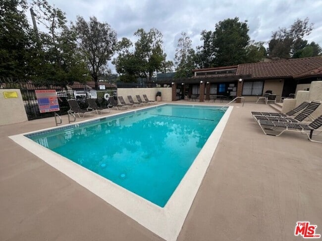 Building Photo - 1163 S Crofter Dr