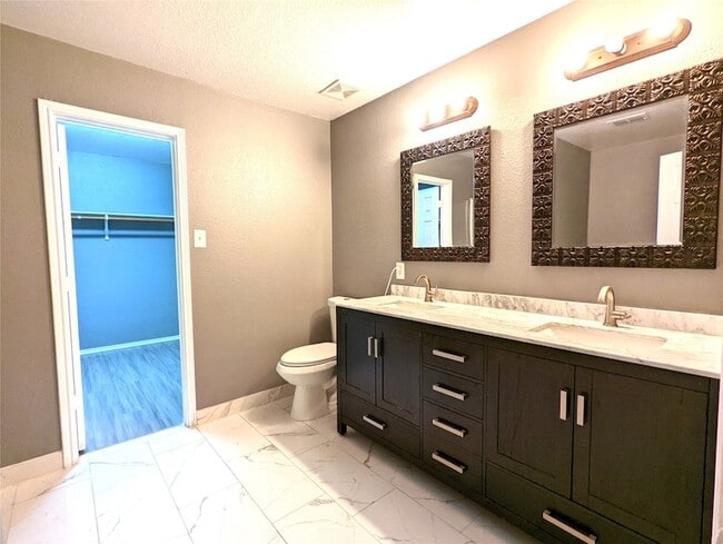 Building Photo - 9898 Dartmouth Dr