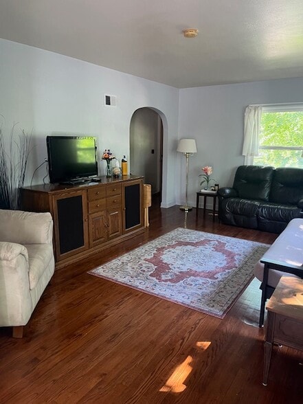 Building Photo - 610 Summit Ave