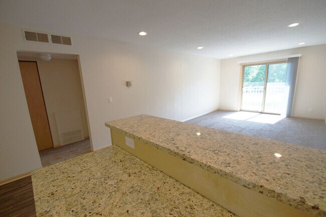 Building Photo - Pinto Suite