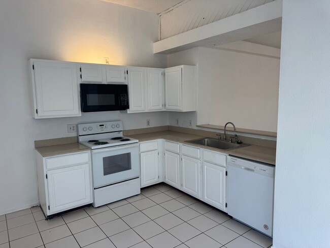Building Photo - 3 bedroom, 2 bath 2 car garage home for re...