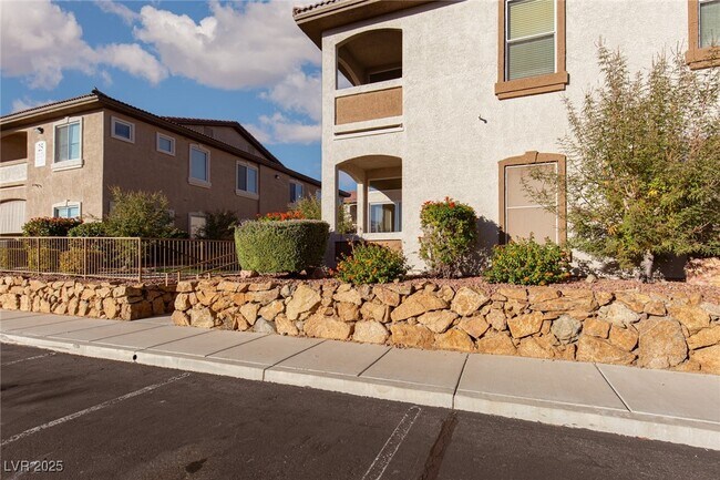 Building Photo - 2305 W Horizon Ridge Pkwy