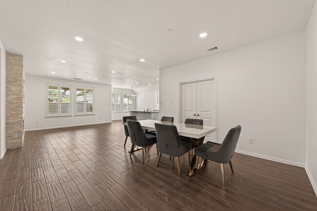 Building Photo - 16039 Cypress Farms Dr