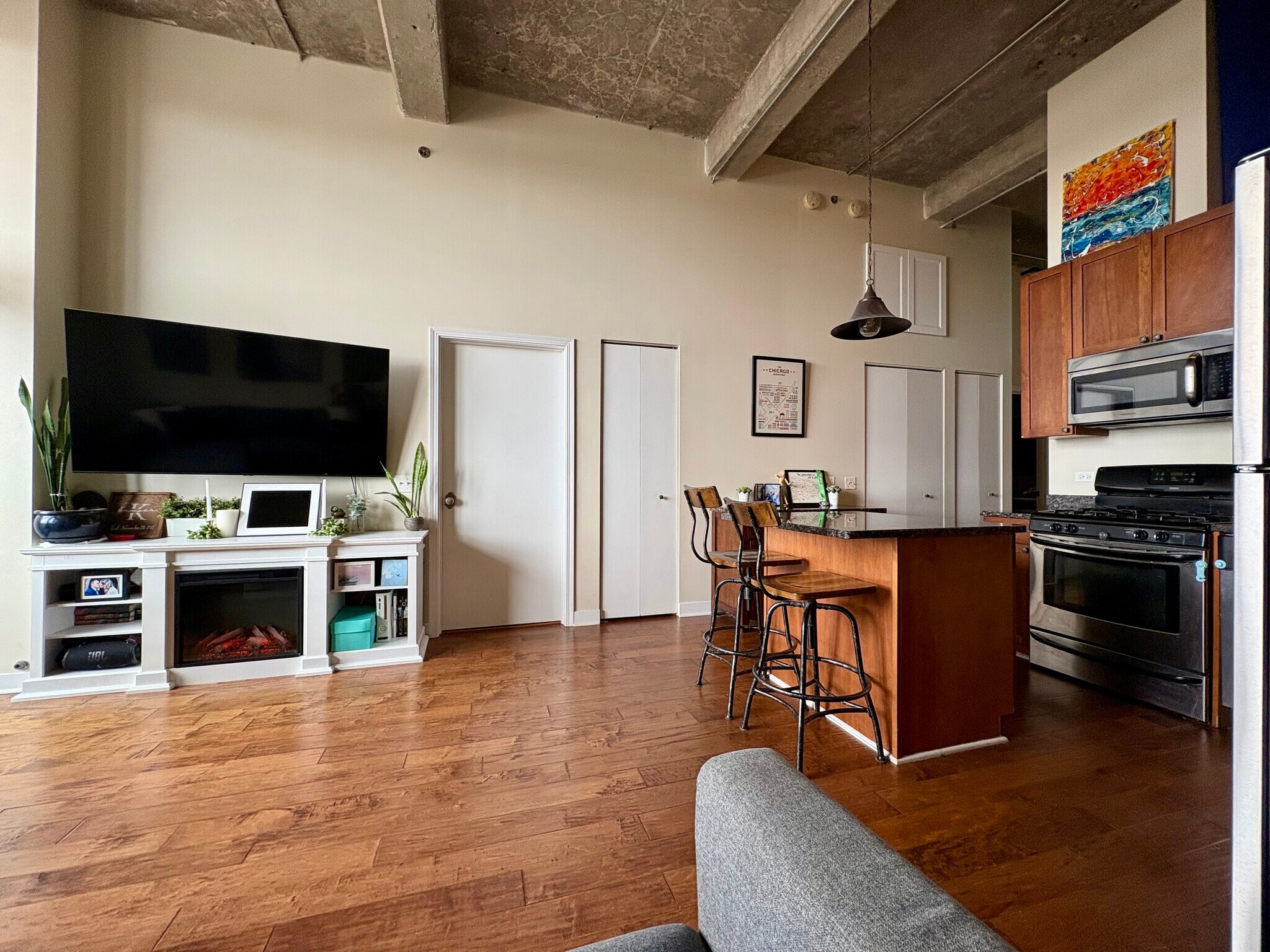 master bed entry and pantry - 320 E 21st St