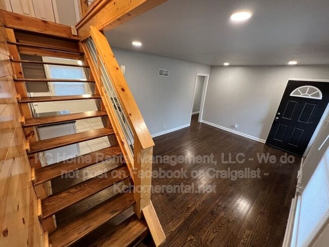 Building Photo - 8009 Summit St