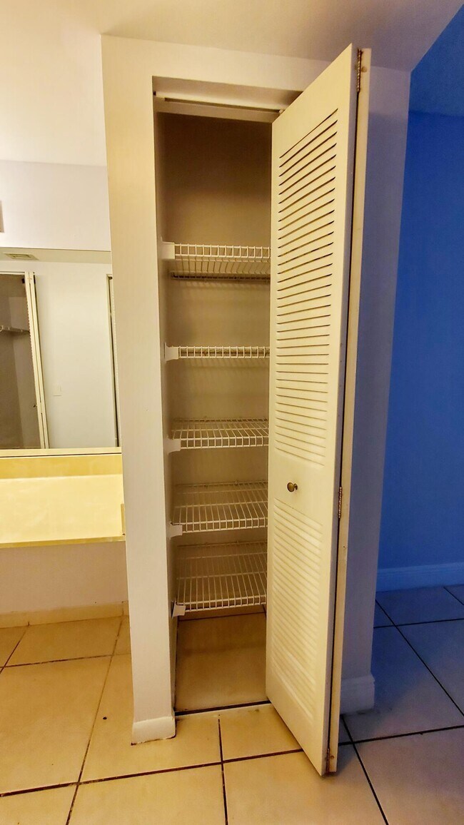 Building Photo - 721 N Pine Island Rd