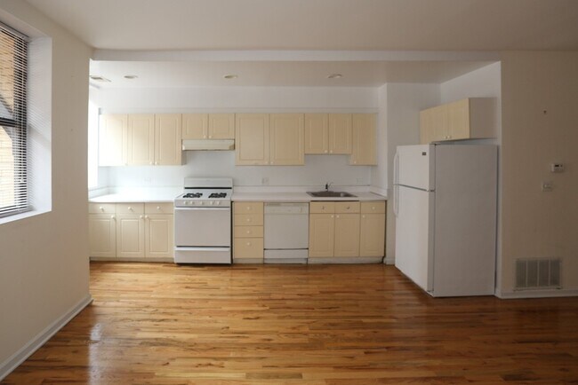 Building Photo - 922 W Dakin St