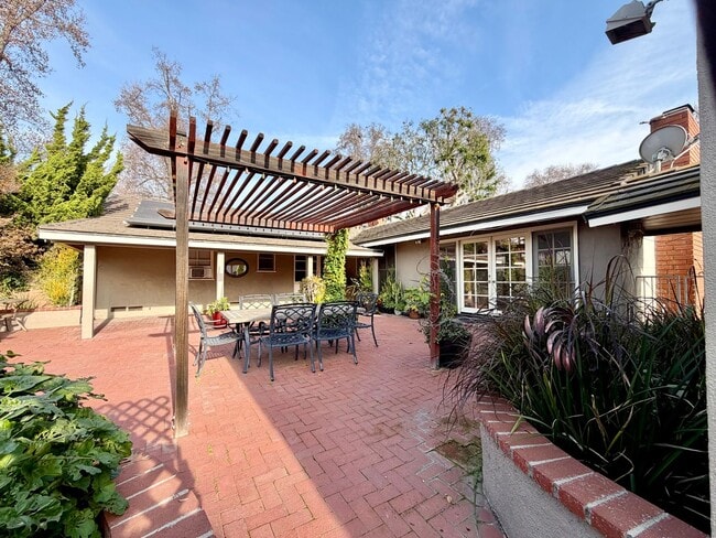 Building Photo - Charming 4-bedroom, 2-bath Home - MOVE IN READY