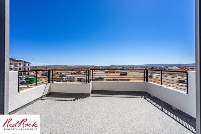Building Photo - Stand Alone Home In Desert Color