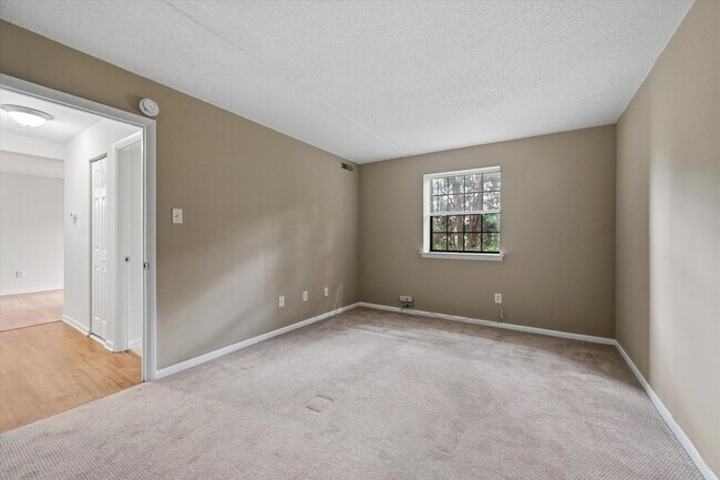 Building Photo - 2 Bedroom 1 Bathroom first floor Goshen Valley flat!