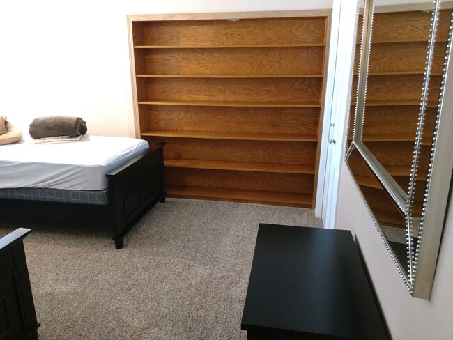 Building Photo - Large Furnished Townhome in Loch Haven Hills