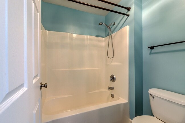 Building Photo - Gorgeous Updated 3 Bed 2.5 Bath Home w/2 C...
