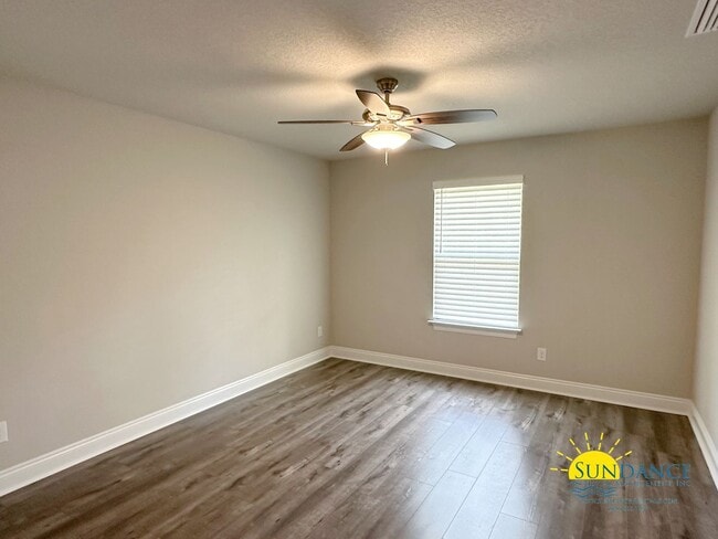 Building Photo - 5 Bedroom like new BEAUTIFUL Navarre home, call today!