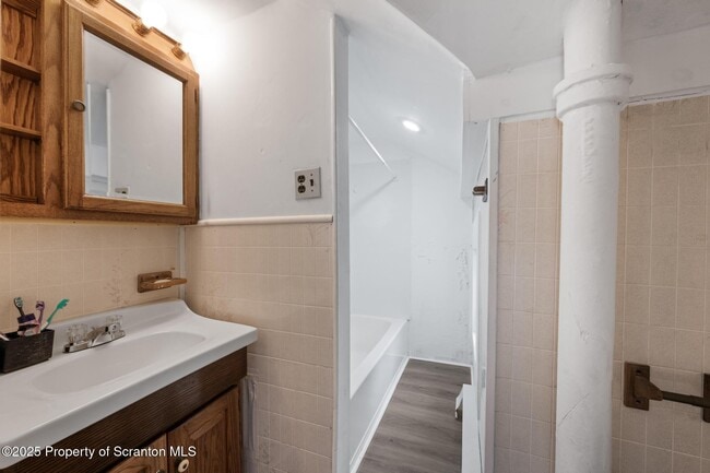 Building Photo - 121 Throop St