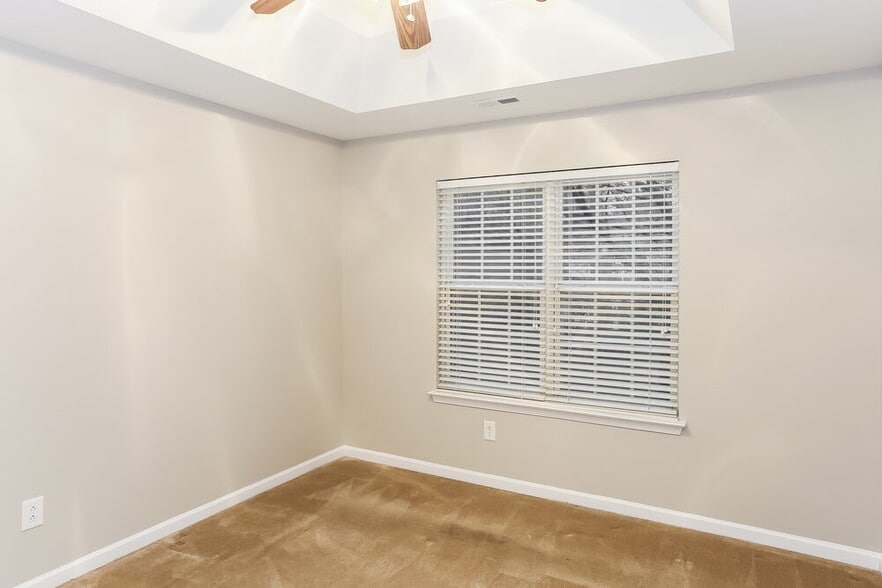 Building Photo - 5112 Kiev Dr