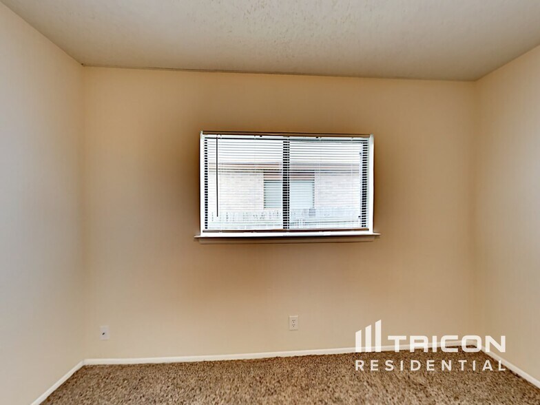 Building Photo - 9231 Chinon