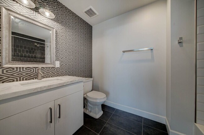 Building Photo - 504 E Roosevelt St