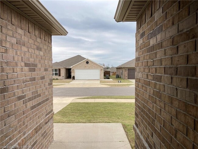 Building Photo - 8004 Dogwood Dr