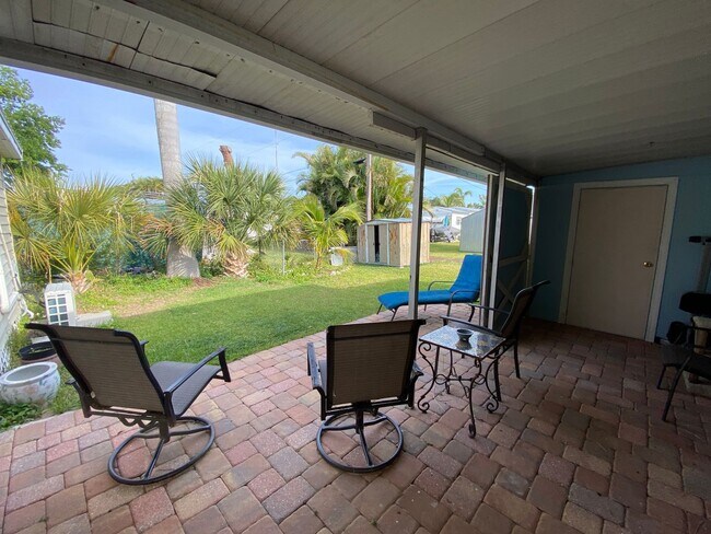 Building Photo - Island Living!